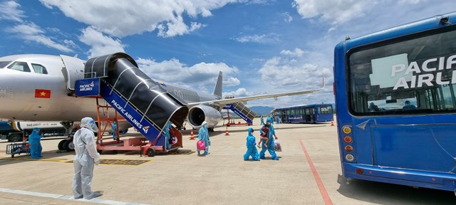 Pacific Airlines vận chuyển 380 người dân Quảng Nam có hoàn cảnh khó khăn về quê