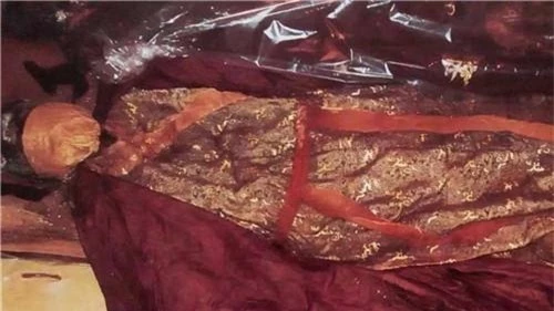 Ngôi mộ hai hài cốt được tìm thấy ở Cáp Nhĩ Tân: Chuyên gia pháp y khám nghiệm thì tìm thấy chi tiết đau lòng - Ảnh 3.