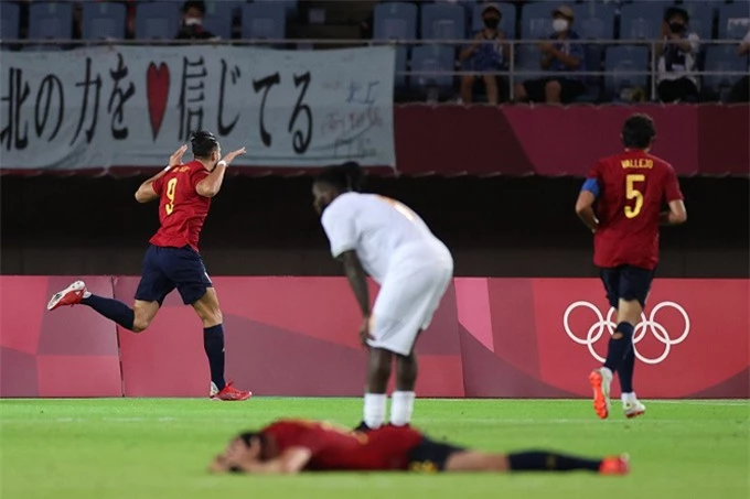 Rafa Mir là người hùng của U23 Tây Ban Nha với 1 hat-trick