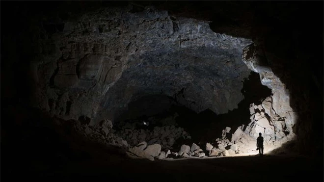 Phát hiện hang động chứa đầy xương được linh cẩu cất giấu trong hàng nghìn năm qua, có cả xương người tiền sử - Ảnh 3.