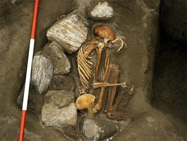 Phát hiện xác ướp 3.000 năm tuổi co quắp như bào thai dưới ngôi nhà cổ, các nhà khảo cổ mang về nghiên cứu rồi bàng hoàng biết được sự thật về 6 mạng người - Ảnh 1.