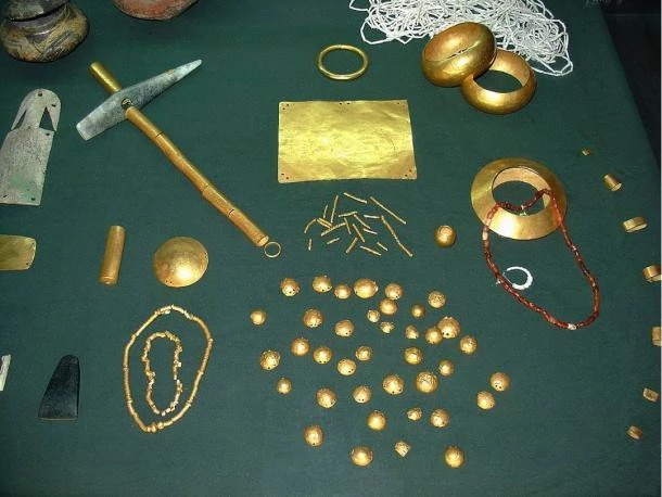 Tất cả số vàng được phát hiện bên trong các ngôi mộ khác trong nghĩa trang.
