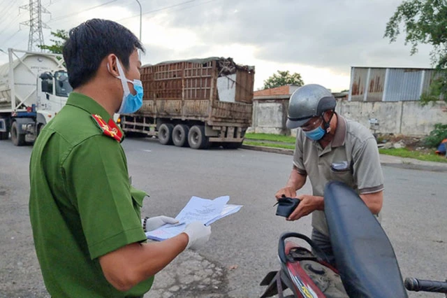 Công an thị xã Phú Mỹ đang lập biên bản xử phạt người dân vi phạm giãn cách xã hội theo chỉ thị 16