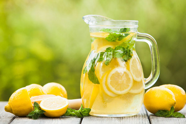 7 lợi ích của việc uống nước chanh mỗi ngày và một số lưu ý về sức khỏe