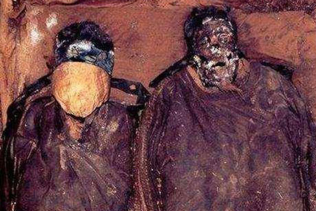 Ngôi mộ 'hai hài cốt' được tìm thấy ở Cáp Nhĩ Tân: Chuyên gia pháp y khám nghiệm thì tìm thấy chi tiết 'đau lòng'