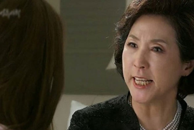 Rủ con dâu đi đánh ghen với mình nhưng sau khi nhìn thấy mặt tiểu tam, mẹ chồng lập tức ép con trai ly hôn vợ