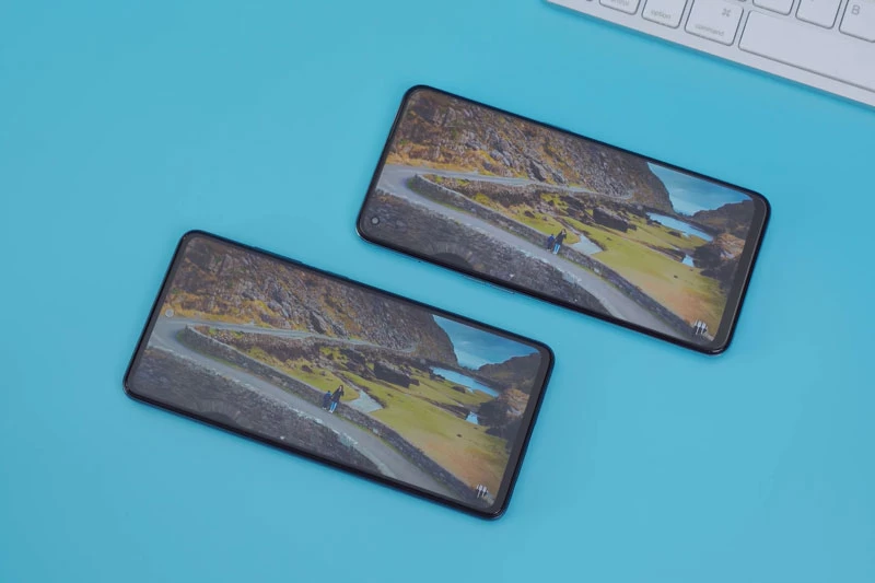 Màn hình của Oppo Reno6 Z 5G (trên) và Samsung Galaxy A52.