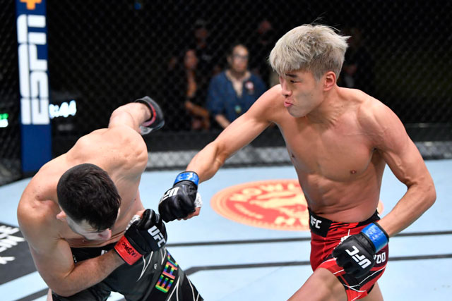 Cận cảnh cú ‘thần quyền’ khiến võ sĩ Mỹ ngã ngửa