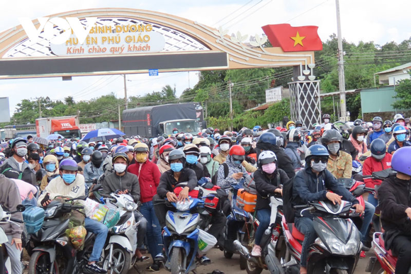 Cửa ngõ Bình Phước ùn ứ khi hàng ngàn người về quê “chạy” dịch COVID-19