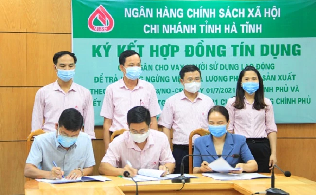 NHCSXH tỉnh Hà Tĩnh và Công ty TNHH Tâm Sinh Lộc, Công ty CP Tư vấn và Xây dựng Hà Tĩnh ký kết hợp đồng tín dụng trả lương ngừng việc cho người lao động.