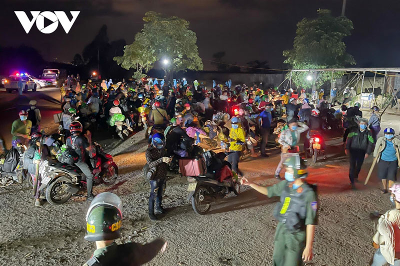 Hàng nghìn người từ các tỉnh phía Nam đi xe máy về miền Trung