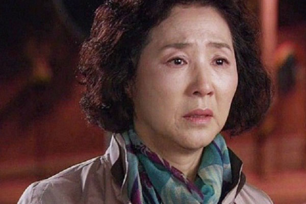 Con gái 30 tuổi chẳng màng chuyện chồng con, tôi hoảng loạn cùng cực khi nghe được cuộc nói chuyện lúc đêm muộn