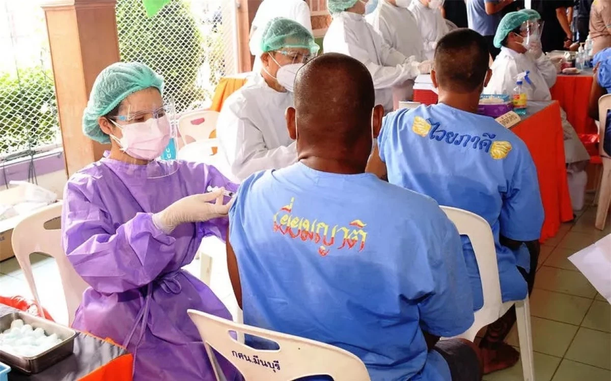 Tiêm vaccine Covid-19 cho tù nhân ở Thái Lan. Ảnh:AFP.