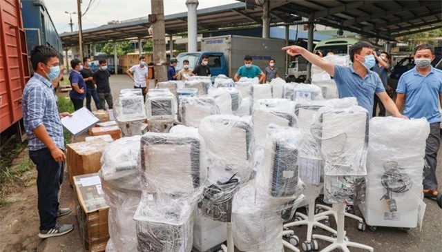 Hàng trăm trang thiết bị y tế lên đường vào TP Hồ Chí Minh - Ảnh 1.