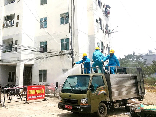 Phun thuốc khử khuẩn trên địa bàn phường Nạ Hiên Đông, điểm nóng có nhiều ca dương tính liên quan chuỗi lây nhiễm cảng cá Thọ Quang