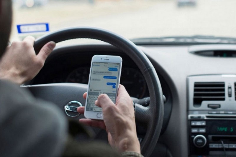 Năm 2021, sử dụng điện thoại khi lái xe bị phạt như thế nào?