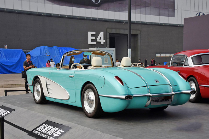 Ngắm xe mui trần đậm chất cổ điển, công suất 320 mã lực, giá hơn 2,1 tỷ đồng