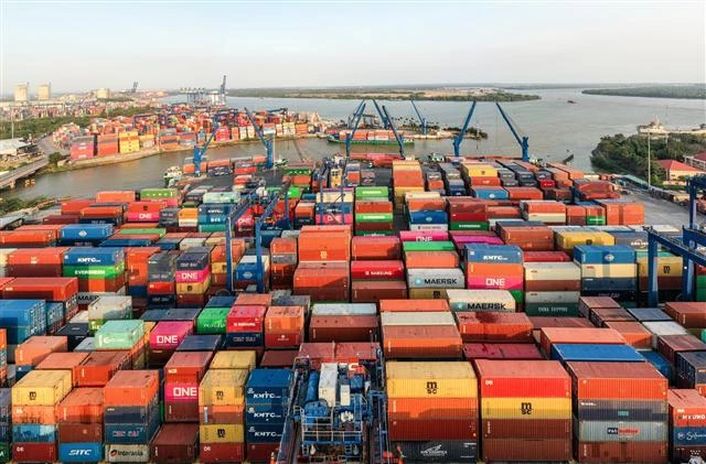 Doanh nghiệp chậm nhận hàng, khiến lượng container hàng nhập tồn bãi tại cảng Cát Lái đang tăng nhanh thời gian qua.