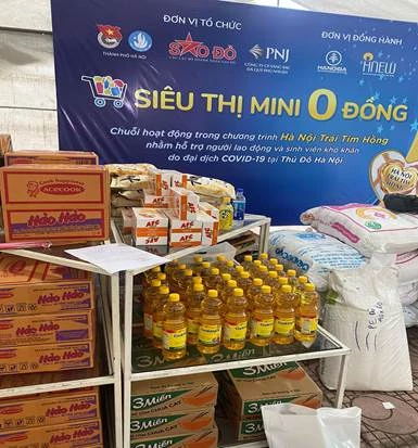 Mì tom, dầu ăn, gạo,... luôn được cung cấp thường xuyên để sẵn sàng giúp đỡ người dân.