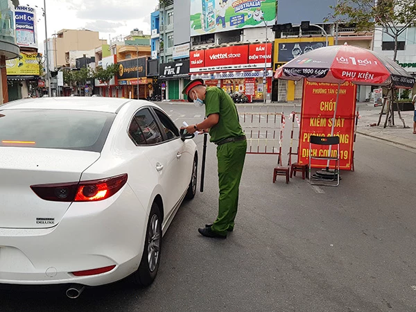 Công an Đà Nẵng kiểm tra Giấy đi đường trong thời gian thực hiện giãn cách xã hội theo Chỉ thị 05/CT-UBND của Chủ tịch UBND TP