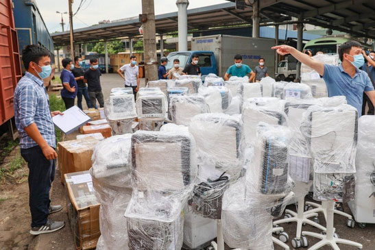 Hàng trăm trang thiết bị y tế lên đường vào TP Hồ Chí Minh