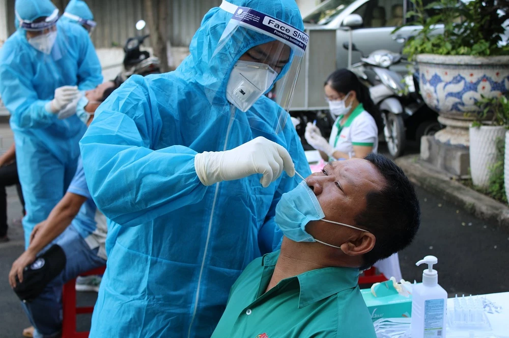 mỗi ngày, các nhân viên y tế tham gia phòng chống dịch phải tiếp xúc với hàng trăm người đến khai báo y tế, lấy mẫu xét nghiệm… nên dù đã tiêm đủ 2 mũi vaccine phòng COVID-19 nhưng vẫn có thể nhiễm bệnh. 