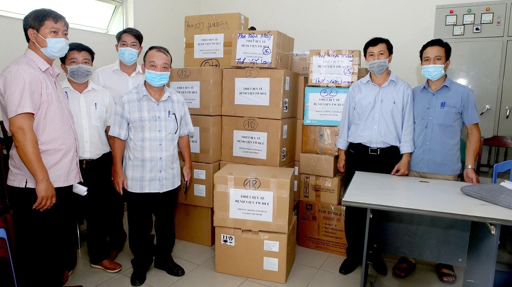 Trang thiết bị vật tư y tế, thuốc men, hoá chất được Bệnh viện Trung ương Huế di chuyển vào TP Hồ CHí Minh để phục vụ công tác chữa trị bệnh nhân tại Trung tâm hồi sức COVID-19.