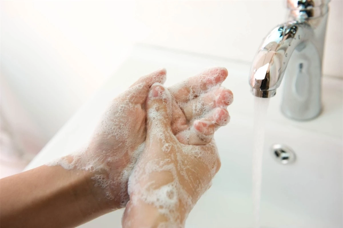 Không rửa tay kỹ càng: Bỏ qua móng tay khi rửa tay là một sai lầm tai hại, vì điều này sẽ cho phép vi khuẩn tích tụ dưới móng tay, làm tăng nguy cơ lây lan vi khuẩn qua đường ăn uống. Hãy vệ sinh móng tay sạch sẽ mỗi ngày.