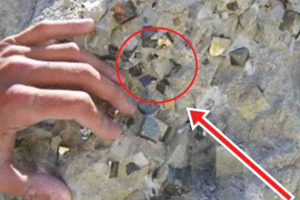 Vô tình nhìn thấy một khối đá thô trên sa mạc, những người đàn ông bảo nhau đập ra, thứ tìm được bên trong khiến tất cả lóa mắt