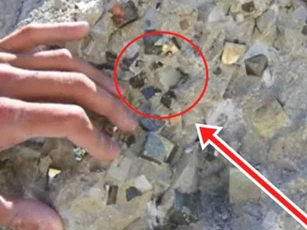 Vô tình nhìn thấy một khối đá thô trên sa mạc, những người đàn ông bảo nhau đập ra, thứ tìm được bên trong khiến tất cả lóa mắt