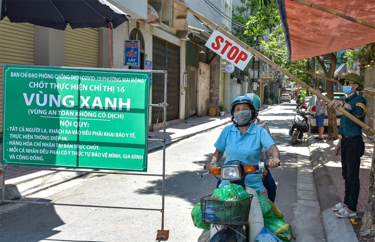 Được biết, 14 phường trên địa bàn quận Hoàng Mai đã được hướng dẫn thành lập các chốt bảo vệ những vùng không có dịch.Đây là hành động nhằm chống lây nhiễm Covid-19 từ bên ngoài vào các khu dân cư, tổ dân phố, tòa chung cư...