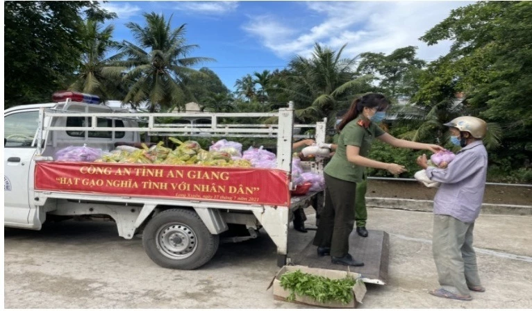 Công an tỉnh AN Giang phát thực phẩm thiết yêu cho người dân