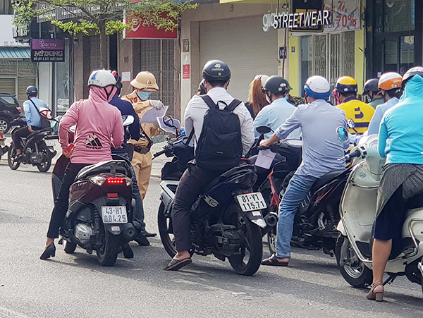 Sáng thứ Hai ngày 2/8 đã xảy ra tình trạng tập trung đông người tại một số chốt kiểm soát dịch trên địa bàn TP Đà Nẵng