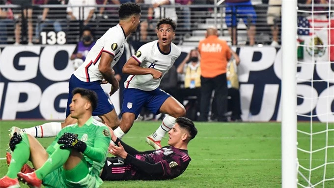 Trung vệ Miles Robinson ghi bàn duy nhất trận Mỹ vs Mexico