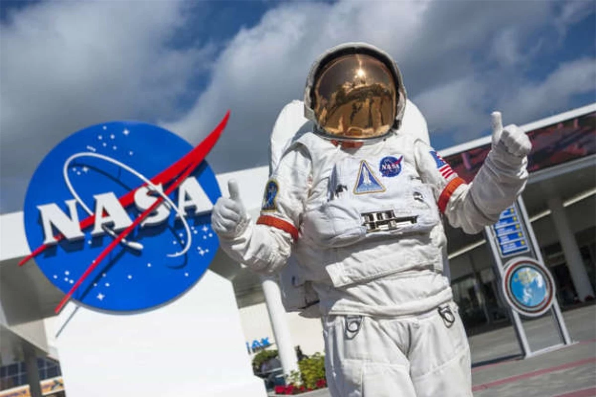 Các tổ chức như NASA, Cơ quan Vũ trụ châu Âu và tổ chức Tìm kiếm Sự sống thông minh ngoài Trái Đất đã tiến hành nhiều dự án để tìm kiếm những ngôi sao có dấu hiệu sự sống.