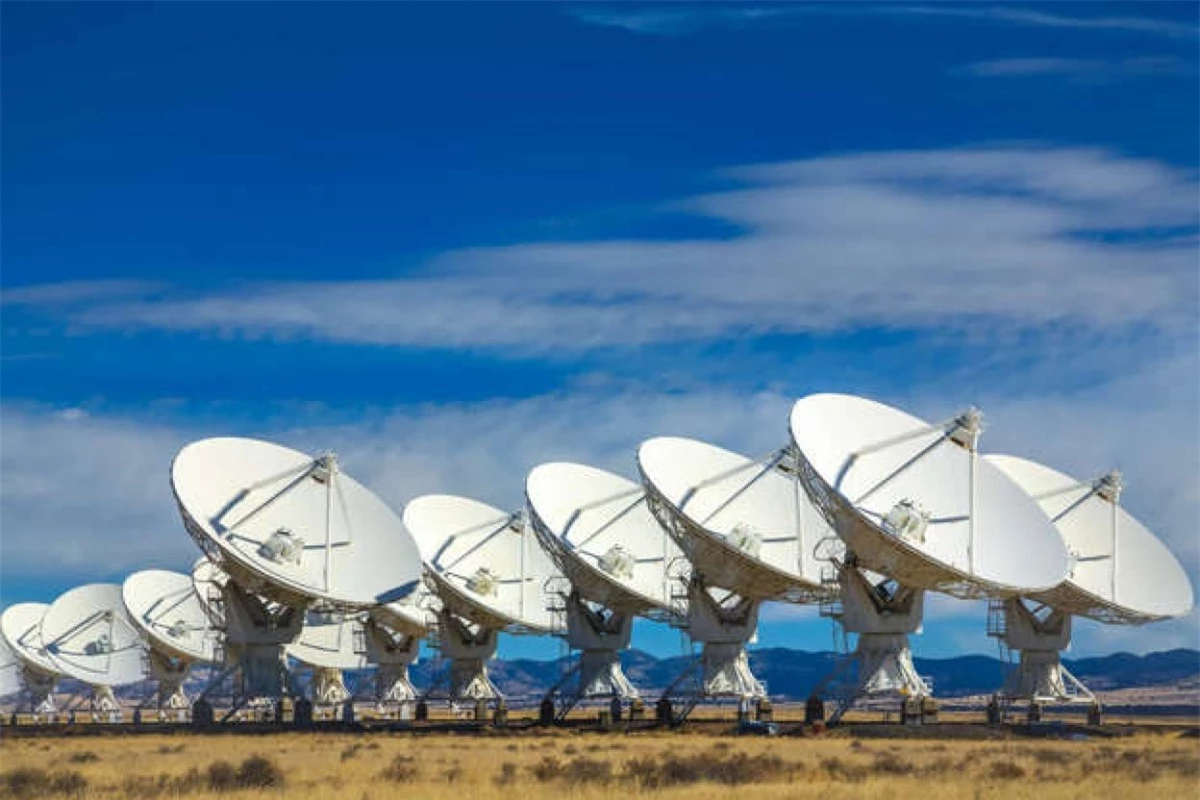 Các ăng ten radio khổng lồ và các kính thiên văn đã được sử dụng để gửi đi và lắng nghe tín hiệu radio có thể được truyền tới. Các phương pháp khác cũng được sử dụng. Tuy nhiên, có nhiều vấn đề khi sử dụng tần số radio để xác định liệu sự sống thông minh có tồn tại ngoài Trái Đất hay không.