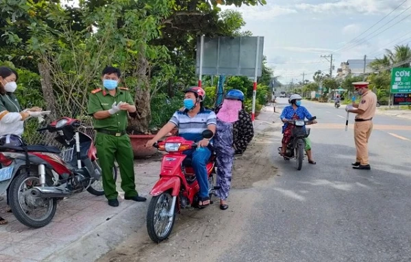 một bộ phận người dân rất thiếu ý thức như: Biết quy định là không ra ngoài khi không cần thiết nhưng vẫn đi và khi gặp lực lượng kiểm tra thì rất nhiều trường hợp quay đầu xe hoặc rẽ sang những đường nhánh khác để tránh lực lượng làm nhiệm vụ.