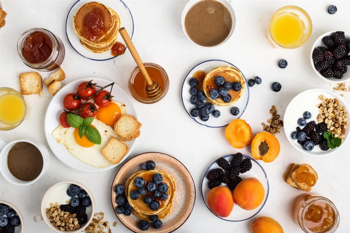 Ăn bữa sáng thịnh soạn: Bữa sáng quả thực là bữa ăn quan trọng nhất trong ngày, nhưng điều này không có nghĩa bạn nên ăn một bữa sáng quá thịnh soạn. Thay vào đó, bạn nên chọn ăn một bữa sáng vừa phải với các thực phẩm giàu protein như trứng, đậu hay sữa chua./.