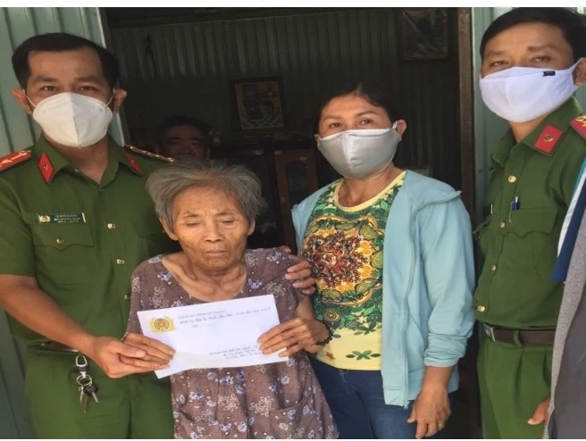 Trao tiền hỗ trợ của GĐ Công an cho bà Nguyễn Thị Nghiệm