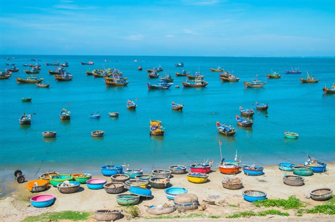 Ngắm làng chài Mũi Né đẹp mê ly với những chiếc thuyền thúng đầy màu sắc