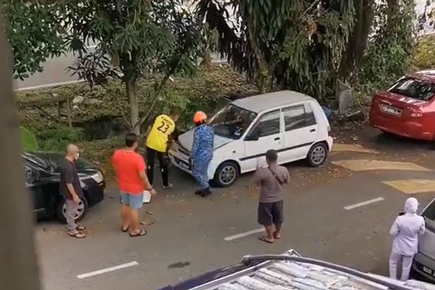 Thấy tiếng động lạ trong chiếc xe ô tô, người dân gọi báo cơ quan chức năng rồi sốc với diễn biến sau đó