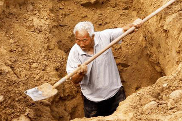 Thấy công nhân liên tục làm ngoài giờ, chăm chỉ đột xuất, chủ thầu không rõ vì sao: 2 năm sau cảnh sát tới gõ cửa!