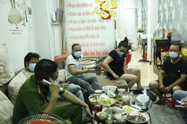 Giả danh cảnh sát lừa đảo, ăn nhậu trong mùa dịch