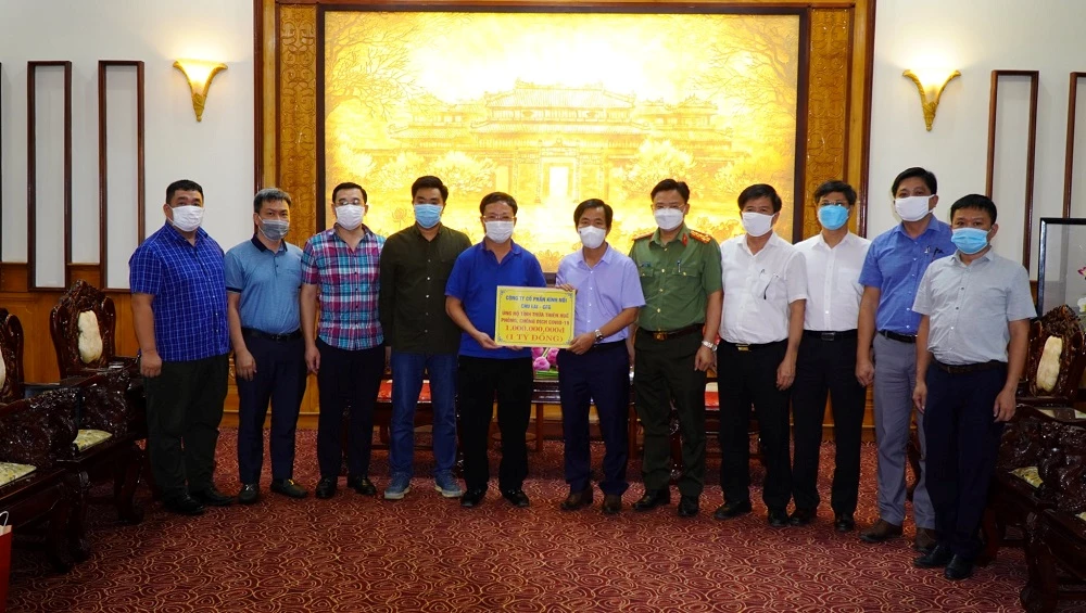 Công ty Kính nổi Chu Lai hỗ trợ tỉnh Thừa Thiên Huế 1 tỷ đồng để phòng chống dịch