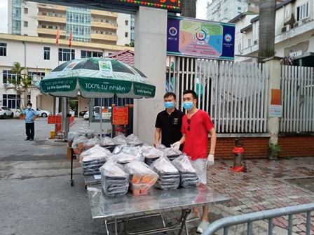 Những suất cơm yêu thương gửi tặng Bệnh viện Phổi Hà Nội