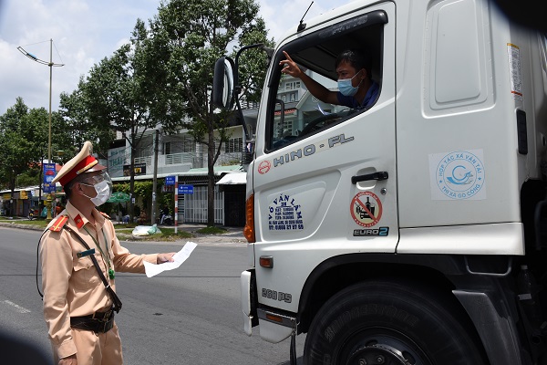 Cà Mau: Người đi trên phương tiện vận tải hàng hóa phải có xét nghiệm âm tính với SARS-CoV-2