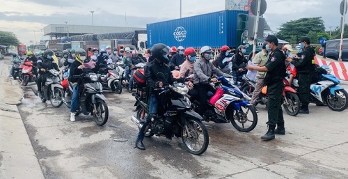 Bình Dương: Xử lý đối tượng kích động công nhân lập đoàn đi xe máy về Hà Tĩnh giữa lúc giãn cách xã hội