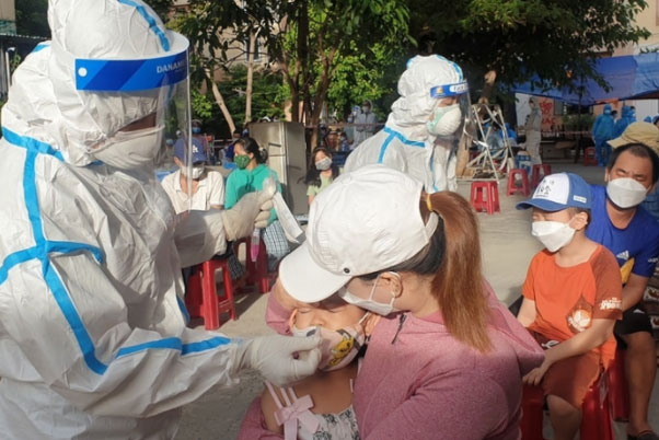 Sẽ xử lý cán bộ ở Đà Nẵng tát nữ nhân viên y tế lấy mẫu xét nghiệm