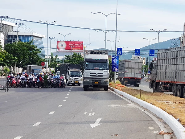 Trên tuyến đường Ngô Quyền, 2 làn giữa được phép chạy thông suốt (không dừng lại), chốt các điểm rẽ vào 2 làn trong (hai bên) đi vào các khu dân cư. 