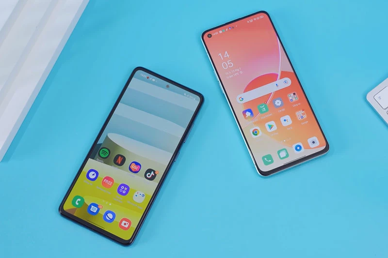 Samsung Galaxy A52 5G (trái) và Oppo Reno6 5G.